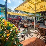 Beach Hostel Balatonboglar מלון דירות Balatonboglár