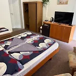 Beach Hostel Balatonboglar מלון דירות Balatonboglár
